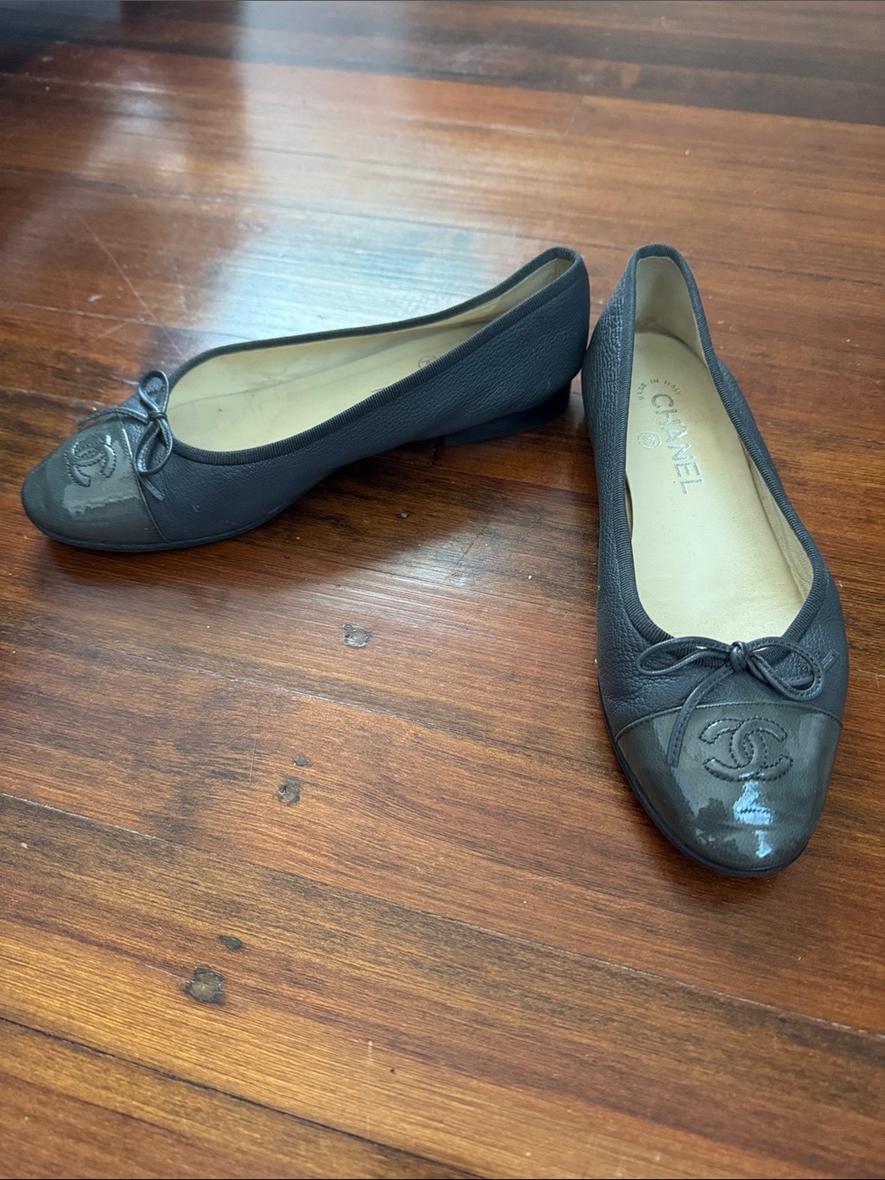 CHANEL Dark Gray Cap-Toe Leather Ballet Flats